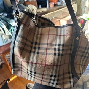 Burberry Shoulder Bag 100% Authentic. I’m good condition.